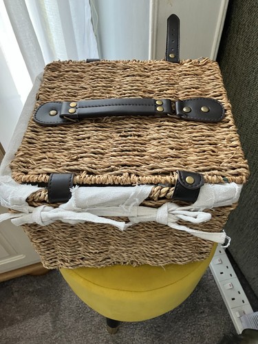 Wicker basket with handle and