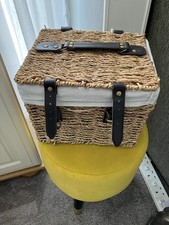 Wicker basket with handle and
